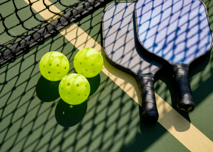 Raquettes et balles de pickleball