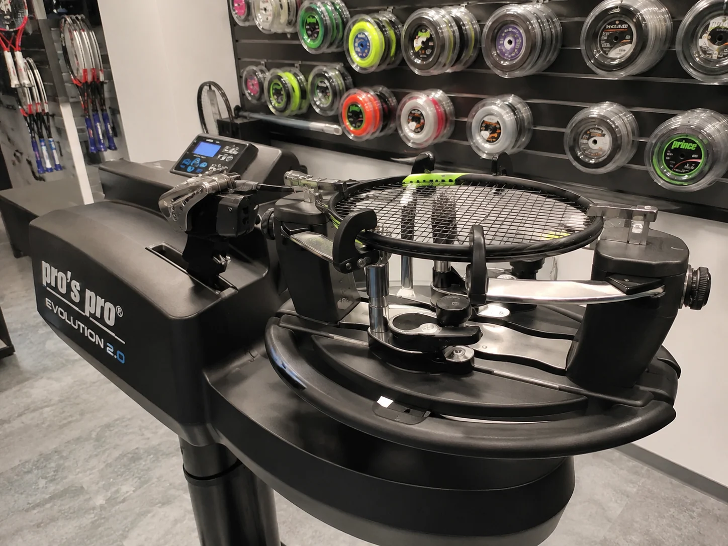 Machine professionnelle de cordage pour raquettes de tennis