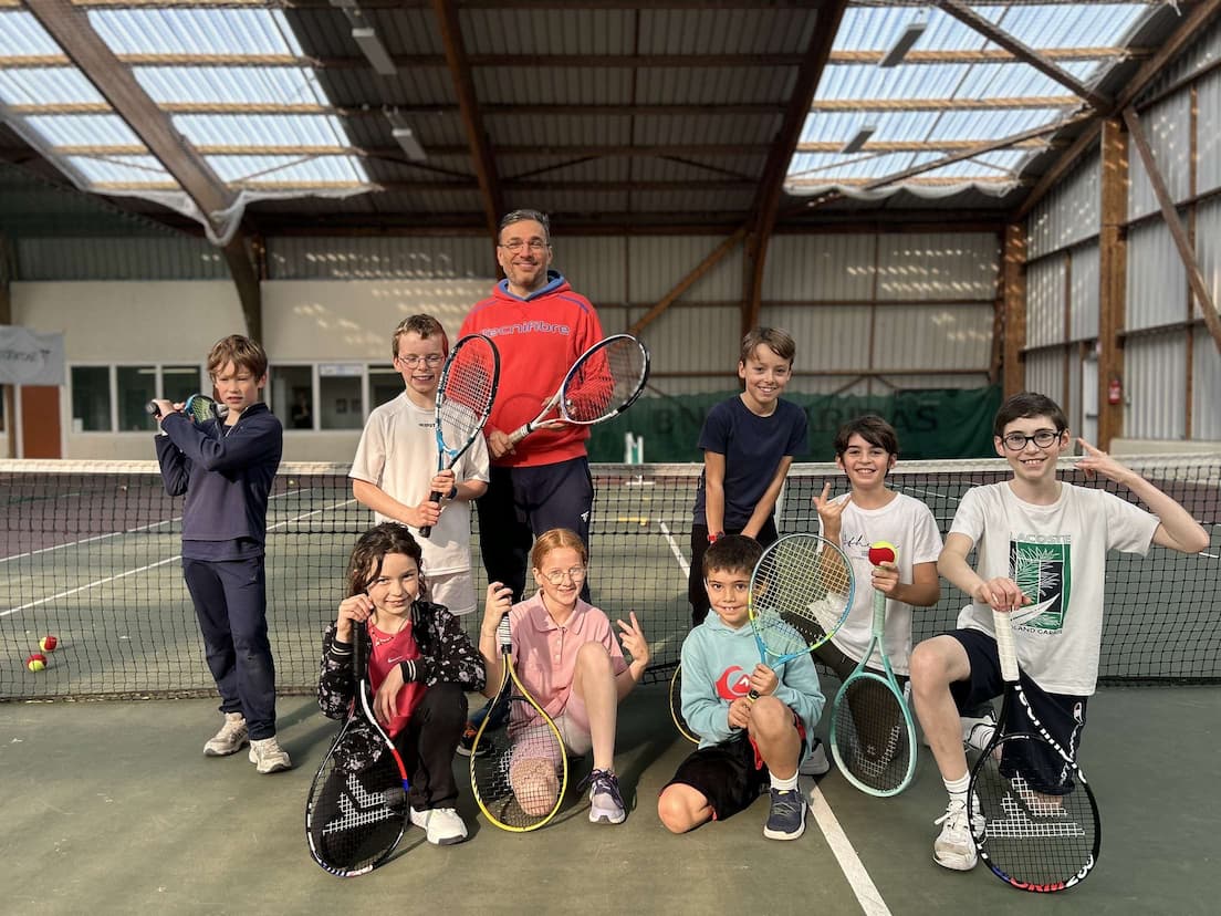 Groupe de jeunes en stage tennis