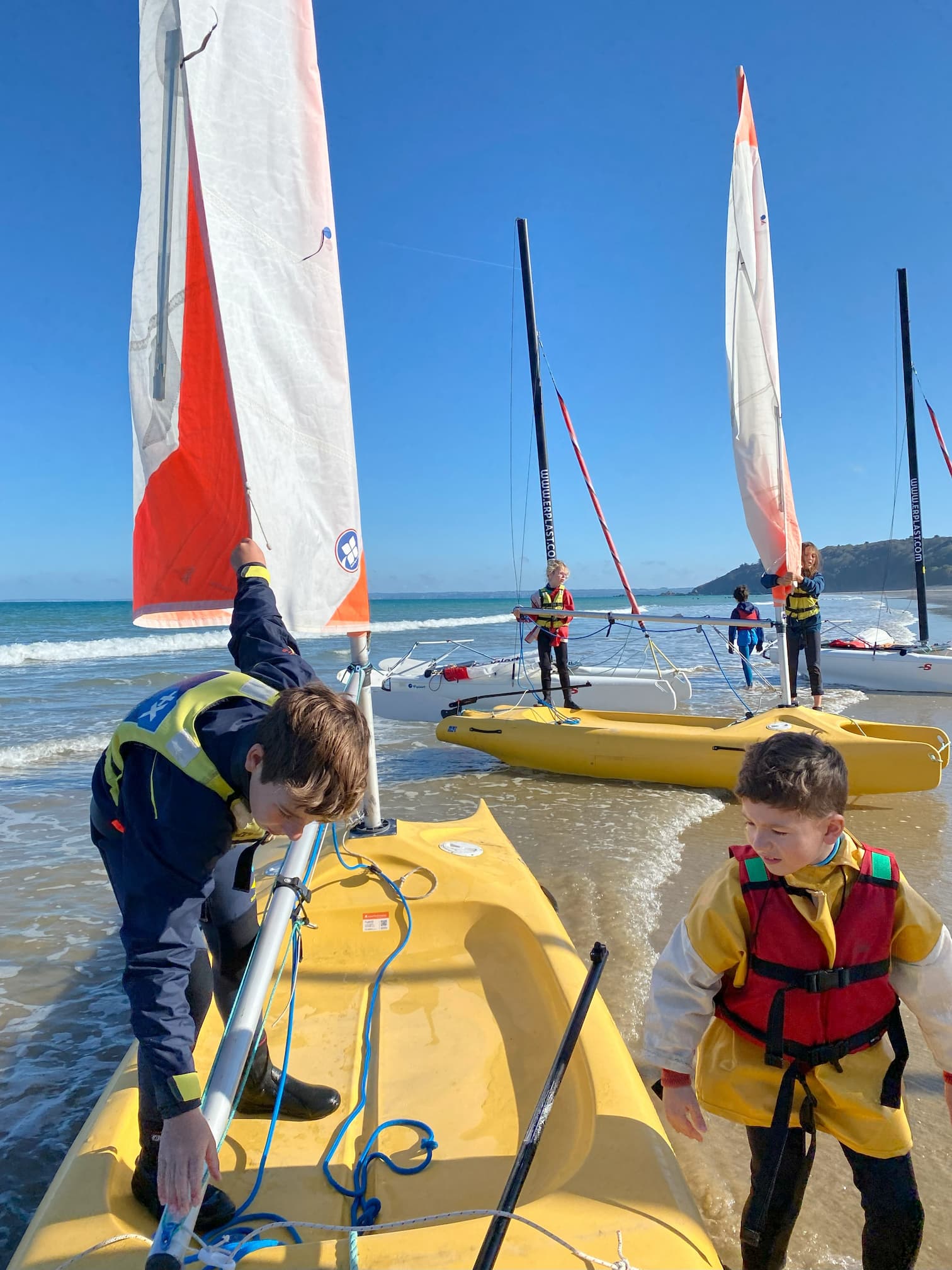 Enfants en activité nautique pendant le stage