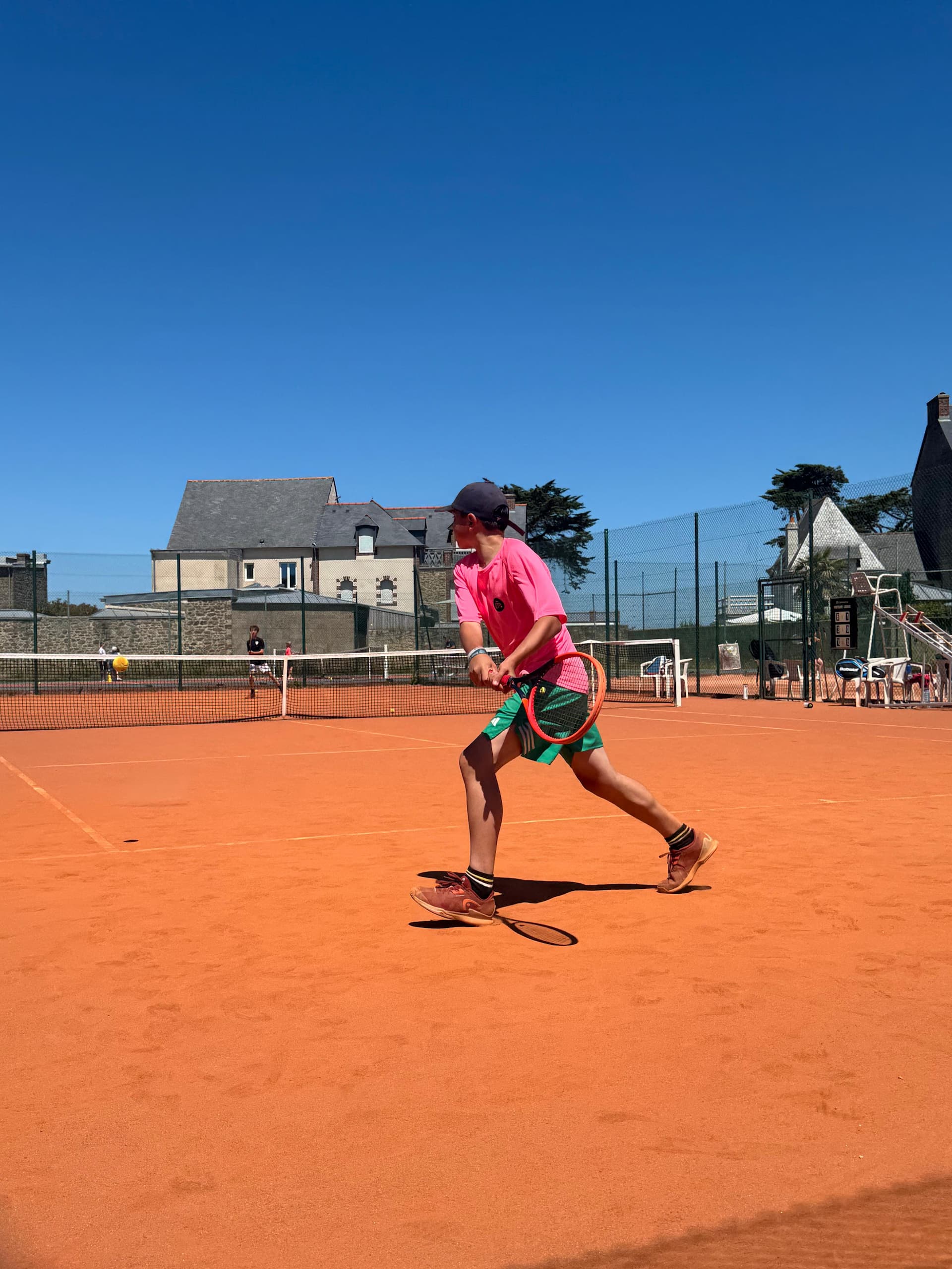 Jeunes joueurs sur les courts